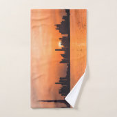 Sonnenuntergang über der Stadt am Meer - Aquarell Handtuch (Handtuch)