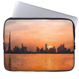 Sonnenuntergang über der Stadt am Meer - Aquarell Laptopschutzhülle