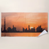 Sonnenuntergang über der Stadt am Meer - Aquarell Strandtuch (Vorderseite)