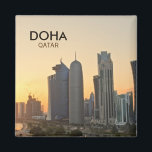 Sonnenuntergang über Doha, Katar-Quadrattext-Magne Magnet<br><div class="desc">Platz Souvenir Kühlschrankmagnet mit den Wolkenkratzern in der Wolkenkratzer in der Wolkenkratzer des kommerziellen Zentrums von Doha,  die Hauptstadt des arabischen Golf-Land Katar bei Sonnenuntergang und der Text: "Doha,  Katar". Ein tolles Souvenir!</div>