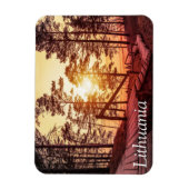 Sonnenuntergang über einem Holzweg im Kiefernwald Magnet (Vertikal)