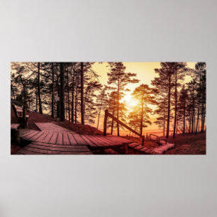 Sonnenuntergang über einem Holzweg im Kiefernwald Poster