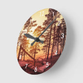 Sonnenuntergang über einem Holzweg in Pinienbäumen Runde Wanduhr (Winkel)