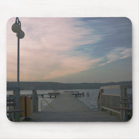 Sonnenuntergang über einem Mousepad mit Seebrücke (Vorne)