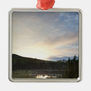 Sonnenuntergang über einem nebelhaften Teich Ornament Aus Metall