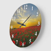 Sonnenuntergang über einem roten Mohnblumen-Feld Große Wanduhr (Winkel)