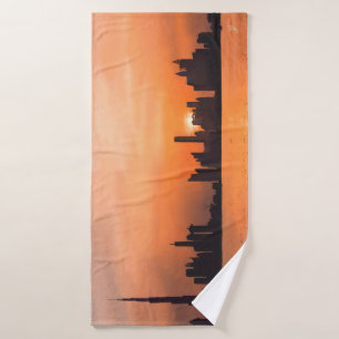 Sonnenuntergang über einer Küstenstadt - Aquarell Badehandtuch
