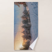 Sonnenuntergang über gefrorenem Schneewald in der Badehandtuch (Badehandtuch)