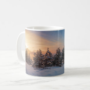 Sonnenuntergang über gefrorenem Schneewald in der  Kaffeetasse