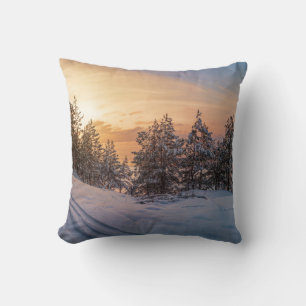 Sonnenuntergang über gefrorenem Schneewald in der  Kissen
