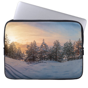 Sonnenuntergang über gefrorenem Schneewald in der  Laptopschutzhülle