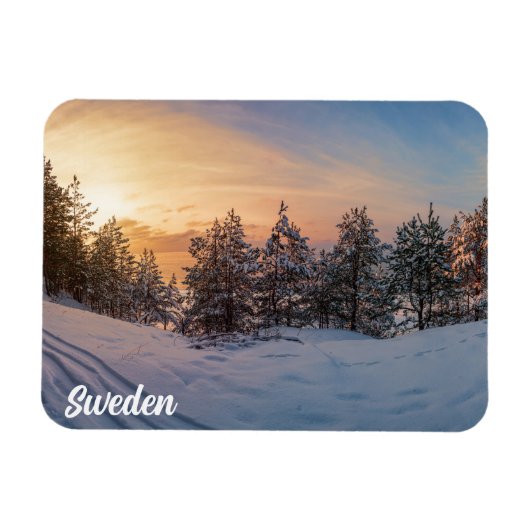 Sonnenuntergang über gefrorenem Schneewald in der  Magnet (Horizontal)