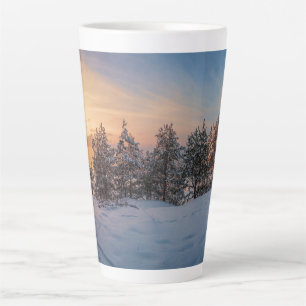 Sonnenuntergang über gefrorenem Schneewald in der Milchtasse