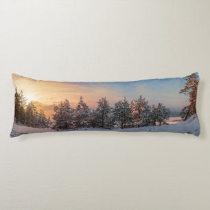 Sonnenuntergang über gefrorenem Schneewald in der Seitenschläferkissen