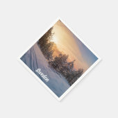 Sonnenuntergang über gefrorenem Schneewald in der  Serviette (Ecke)