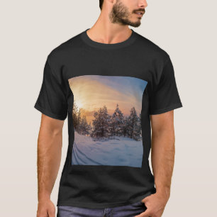 Sonnenuntergang über gefrorenem Schneewald in der  T-Shirt