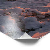 Sonnenuntergang über Meer und schneebedeckter Kief Fotodruck (Ecke)