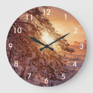 Sonnenuntergang über Meer und schneebedeckter Kief Große Wanduhr