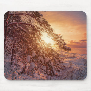 Sonnenuntergang über Meer und schneebedeckter Kief Mousepad
