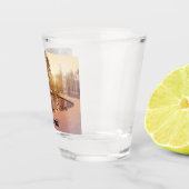 Sonnenuntergang über Park mit einem kleinen eisige Schnapsglas (Rechts)