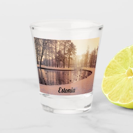 Sonnenuntergang über Park mit einem kleinen eisige Schnapsglas (Vorderseite)