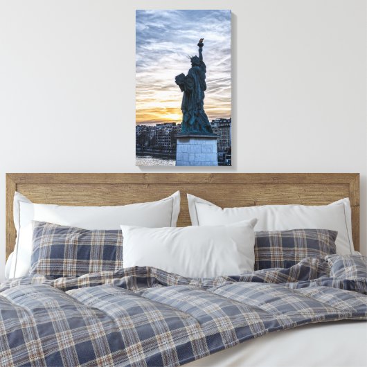 Sonnenuntergang über Replik der Freiheitsstatue in Leinwanddruck (Insitu (Schlafzimmer))