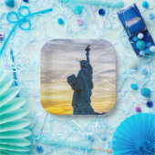 Sonnenuntergang über Replik der Freiheitsstatue in Pappteller (Party)