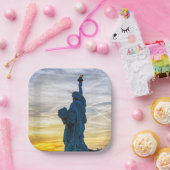 Sonnenuntergang über Replik der Freiheitsstatue in Pappteller (Party)