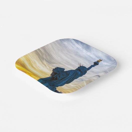 Sonnenuntergang über Replik der Freiheitsstatue in Pappteller (Gewinkelt)