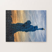 Sonnenuntergang über Replik der Freiheitsstatue in Puzzle (Horizontal)