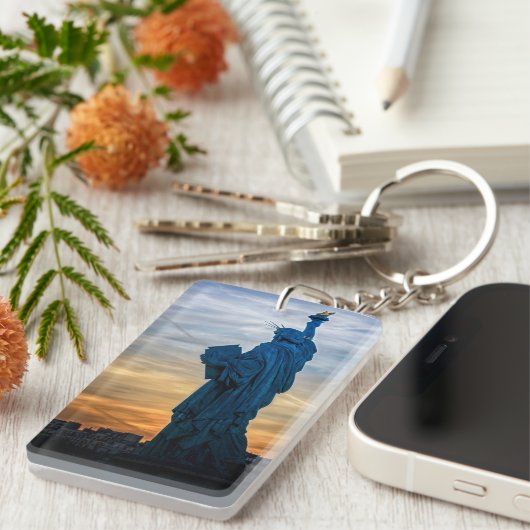 Sonnenuntergang über Replik der Freiheitsstatue in Schlüsselanhänger (Vorderseite rechts)