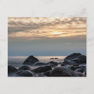 Sonnenuntergang und Steine an der Ostseeküste Postkarte
