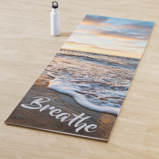 Sonnenuntergang und Strand mit Mantra Yogamatte