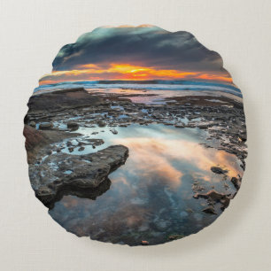 Sonnenuntergang von den Gezeitentümpeln Rundes Kissen
