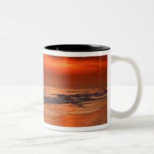 Sonnenuntergang von Wolken und Meeresküste Zweifarbige Tasse