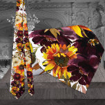 Sonnenuntergang & Wein Hochzeit Neck Tie Krawatte<br><div class="desc">Blühende Sonnenblumen und weinbordeauxfarbene Pfannkuchen Aquarellblütenbinde mit Aquarellfarben bemalter Blütenflorale von Pfannenbäumen in Blüte auf einem natürlichen Wasserfarbenwaschuntergrund. Dieses blaue Rosa und der weiße,  blumige Hals Krawatte ist für jeden Anlass geeignet.</div>