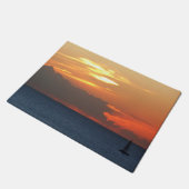 Sonnenuntergang Wolken und Segelboot Seascape Fußmatte (Schrägansicht)