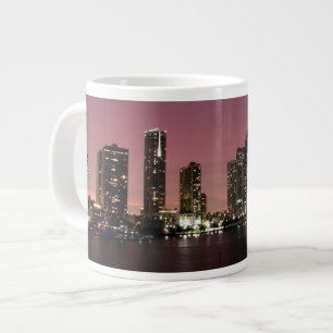 Sonnenunterganglicht über Miami nach einem Sturm Jumbo-Tasse