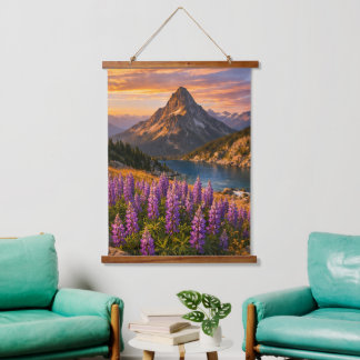 Sonnenuntergangs-Bergsee und violette Lupinen Wandteppich Mit Holzrahmen