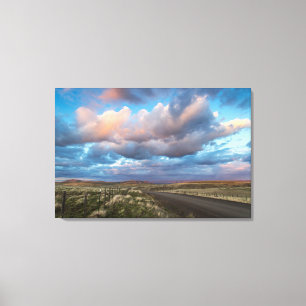 Sonnenuntergangs-Wolken über der Kiesstraße Zumwal Leinwanddruck