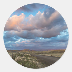 Sonnenuntergangs-Wolken über der Kiesstraße Zumwal Runder Aufkleber