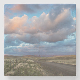 Sonnenuntergangs-Wolken über der Kiesstraße Zumwal Steinuntersetzer