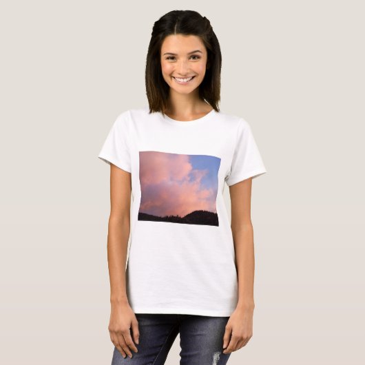 Sonnenuntergangshimmel mit rosa Wolken über schatt T-Shirt (Vorne ganz)