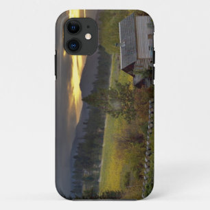 Sonnenuntergangshimmel über Weinbergen und histori iPhone 11 Hülle