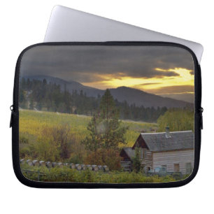 Sonnenuntergangshimmel über Weinbergen und histori Laptopschutzhülle