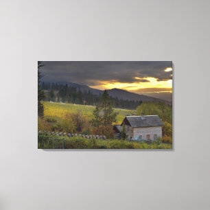 Sonnenuntergangshimmel über Weinbergen und histori Leinwanddruck