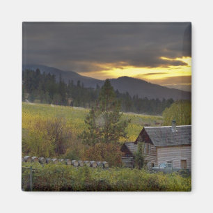 Sonnenuntergangshimmel über Weinbergen und histori Magnet