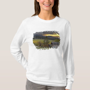 Sonnenuntergangshimmel über Weinbergen und histori T-Shirt