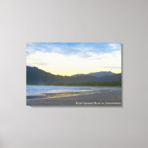 Sonnenuntergangslandschaft am roten Inselstrand Re