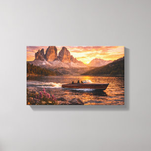 Sonnenuntergangssee mit klassischem Holzboot Leinwanddruck